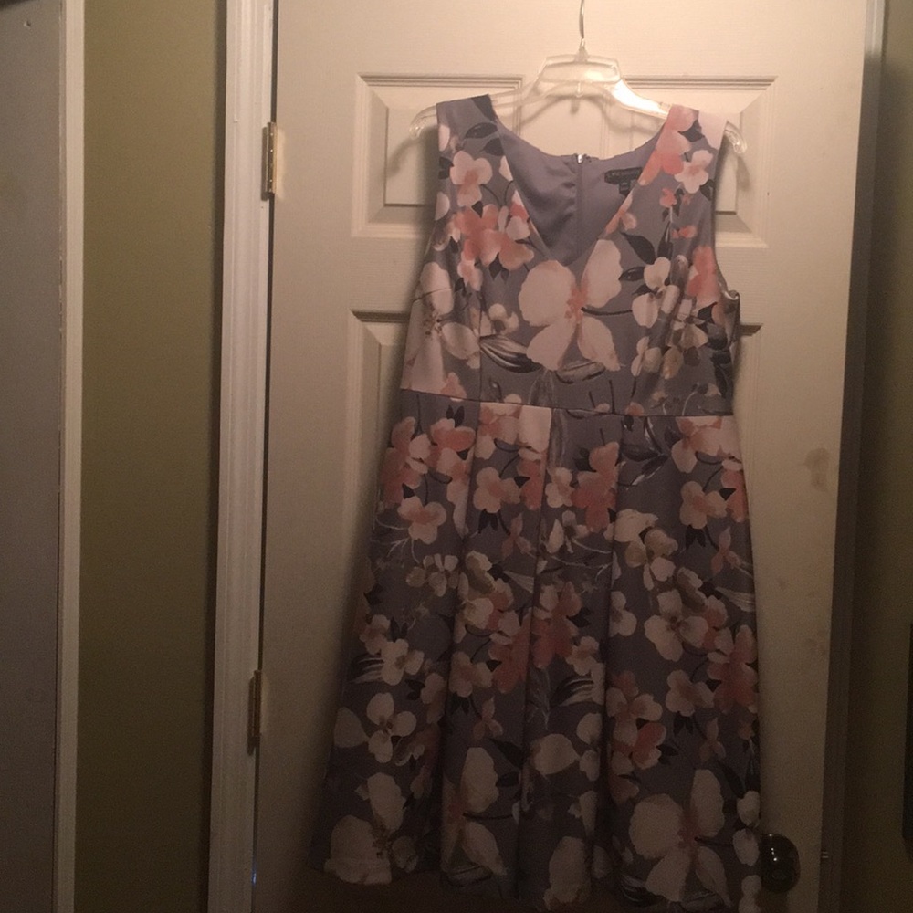 Lane Bryant size 18 gray floral dress w/v-neck.